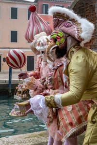 Die Kostümierten des venezianischen Karnevals vor dem Arsenale von Venedig.