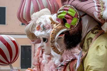 Die Kostümierten des venezianischen Karnevals vor dem Arsenale von Venedig.