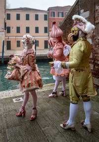 Die Kostümierten des venezianischen Karnevals vor dem Arsenale von Venedig.