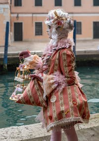 Die Kostümierten des venezianischen Karnevals vor dem Arsenale von Venedig.