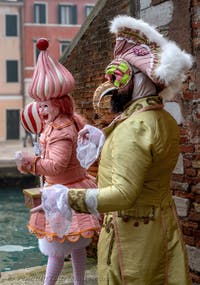 Die Kostümierten des venezianischen Karnevals vor dem Arsenale von Venedig.