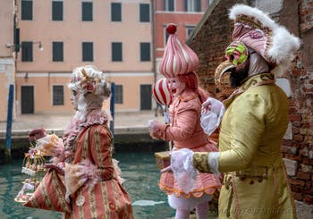 Die Kostümierten des venezianischen Karnevals vor dem Arsenal von Venedig.