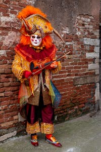 Die Kostümierten des venezianischen Karnevals vor dem Arsenale von Venedig.