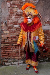 Die Kostümierten des venezianischen Karnevals vor dem Arsenale von Venedig.