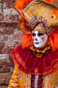 Die Kostümierten des venezianischen Karnevals vor dem Arsenale von Venedig.