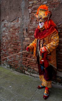 Die Kostümierten des venezianischen Karnevals vor dem Arsenale von Venedig.