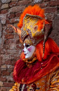 Die Kostümierten des venezianischen Karnevals vor dem Arsenale von Venedig.