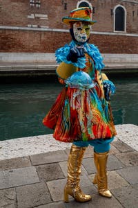 Die Kostümierten des venezianischen Karnevals vor dem Arsenale von Venedig.