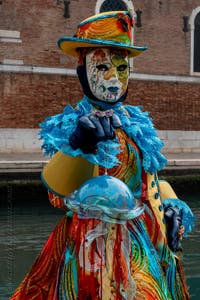 Die Kostümierten des venezianischen Karnevals vor dem Arsenale von Venedig.