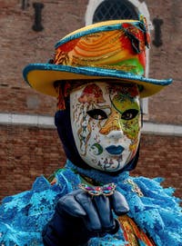 Die Kostümierten des venezianischen Karnevals vor dem Arsenale von Venedig.