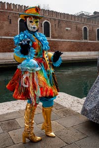 Die Kostümierten des venezianischen Karnevals vor dem Arsenale von Venedig.