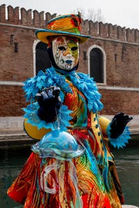 Die Kostümierten des venezianischen Karnevals vor dem Arsenale von Venedig.