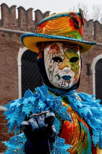 Die Kostümierten des venezianischen Karnevals vor dem Arsenale von Venedig.