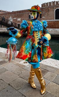 Die Kostümierten des venezianischen Karnevals vor dem Arsenale von Venedig.