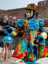 Die Kostümierten des venezianischen Karnevals vor dem Arsenale von Venedig.