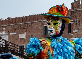 Die Kostümierten des venezianischen Karnevals vor dem Arsenale von Venedig.