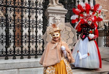 Die Kostümierten des venezianischen Karnevals vor dem Arsenale von Venedig.