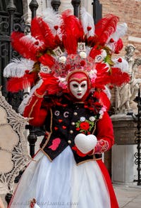 Die Kostümierten des venezianischen Karnevals vor dem Arsenale von Venedig.