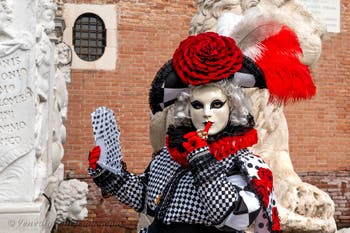 Die Kostümierten des venezianischen Karnevals vor dem Arsenale von Venedig.