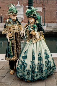 Die Kostümierten des venezianischen Karnevals vor dem Arsenale von Venedig.