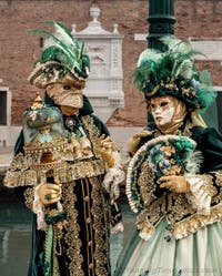 Die Kostümierten des venezianischen Karnevals vor dem Arsenale von Venedig.