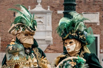 Die Kostümierten des venezianischen Karnevals vor dem Arsenale von Venedig.