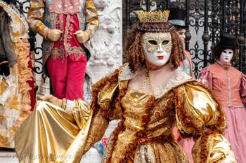 Die Kostümierten des venezianischen Karnevals vor dem Arsenale von Venedig.