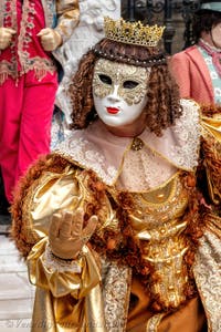 Die Kostümierten des venezianischen Karnevals vor dem Arsenale von Venedig.