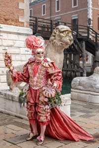 Die Kostümierten des venezianischen Karnevals vor dem Arsenale von Venedig.