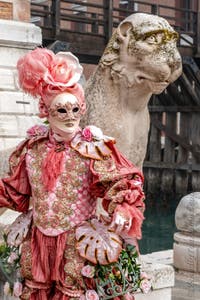 Die Kostümierten des venezianischen Karnevals vor dem Arsenale von Venedig.