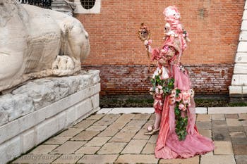 Die Kostümierten des venezianischen Karnevals vor dem Arsenale von Venedig.