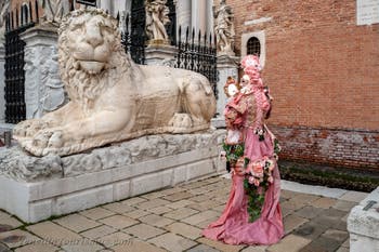 Die Kostümierten des venezianischen Karnevals vor dem Arsenale von Venedig.