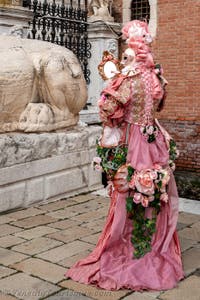 Die Kostümierten des venezianischen Karnevals vor dem Arsenale von Venedig.