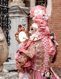 Die Kostümierten des venezianischen Karnevals vor dem Arsenale von Venedig.