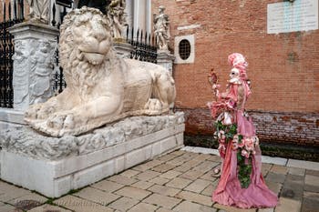 Die Kostümierten des venezianischen Karnevals vor dem Arsenale von Venedig.