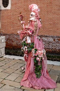 Die Kostümierten des venezianischen Karnevals vor dem Arsenale von Venedig.