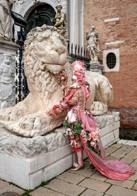 Die Kostümierten des venezianischen Karnevals vor dem Arsenale von Venedig.