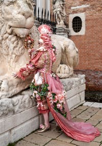 Die Kostümierten des venezianischen Karnevals vor dem Arsenale von Venedig.