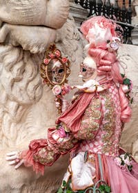 Die Kostümierten des venezianischen Karnevals vor dem Arsenale von Venedig.