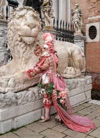 Die Kostümierten des venezianischen Karnevals vor dem Arsenale von Venedig.