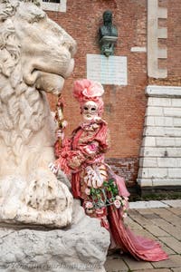 Die Kostümierten des venezianischen Karnevals vor dem Arsenale von Venedig.