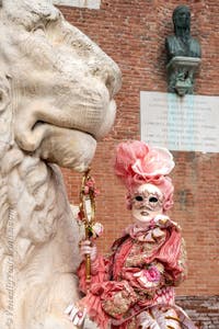 Die Kostümierten des venezianischen Karnevals vor dem Arsenale von Venedig.