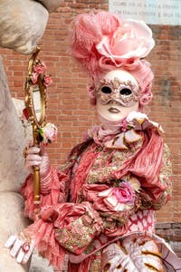 Die Kostümierten des venezianischen Karnevals vor dem Arsenale von Venedig.