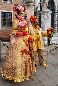 Die Kostümierten des venezianischen Karnevals vor dem Arsenale von Venedig.