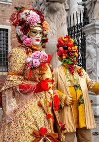 Die Kostümierten des venezianischen Karnevals vor dem Arsenale von Venedig.