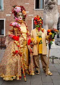 Die Kostümierten des venezianischen Karnevals vor dem Arsenale von Venedig.