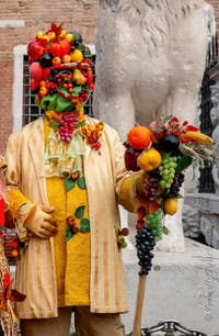 Die Kostümierten des venezianischen Karnevals vor dem Arsenale von Venedig.