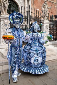 Die Kostümierten des venezianischen Karnevals vor dem Arsenale von Venedig.