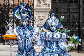 Die Kostümierten des venezianischen Karnevals vor dem Arsenale von Venedig.