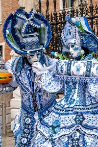 Die Kostümierten des venezianischen Karnevals vor dem Arsenale von Venedig.